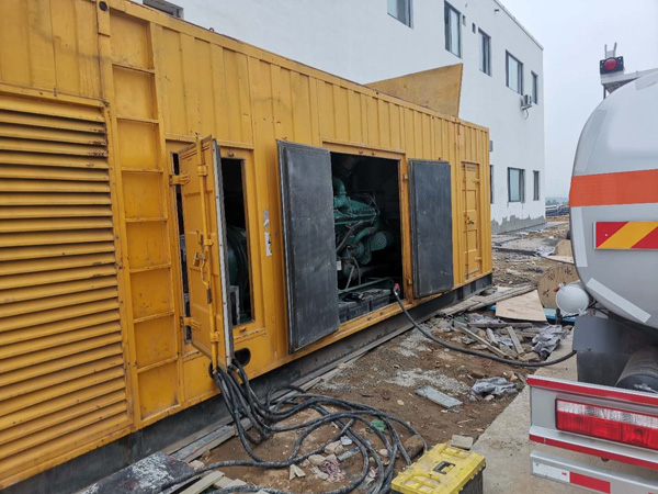 疏勒如何在发电机出租合同中约定设备的维修和保养责任？